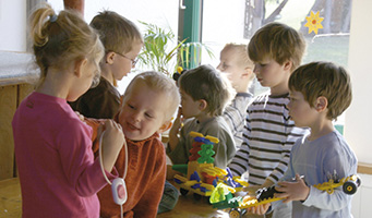 Kinder spielen