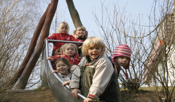 Kinder spielen